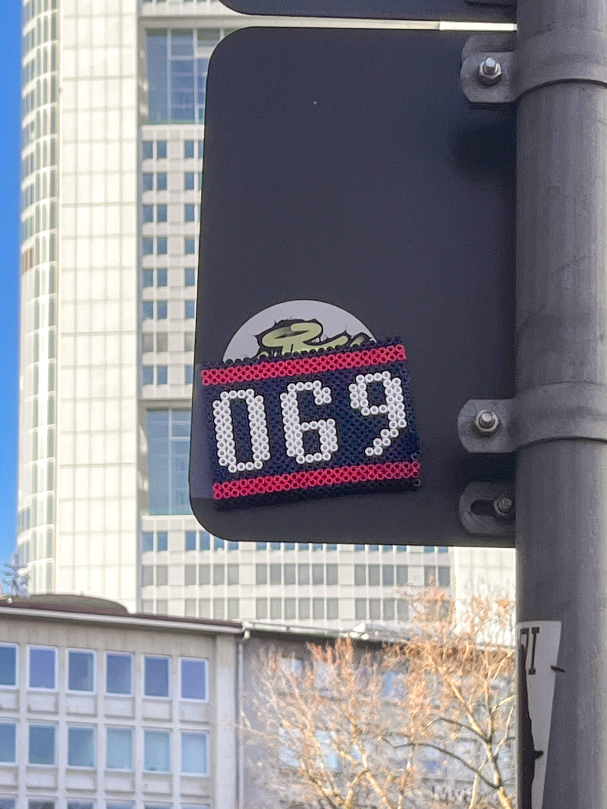 Urban Art Frankfurt – April 2026 (Bügelperlen-Streetart „069“ im Stil des RUN-DMC-Logos)