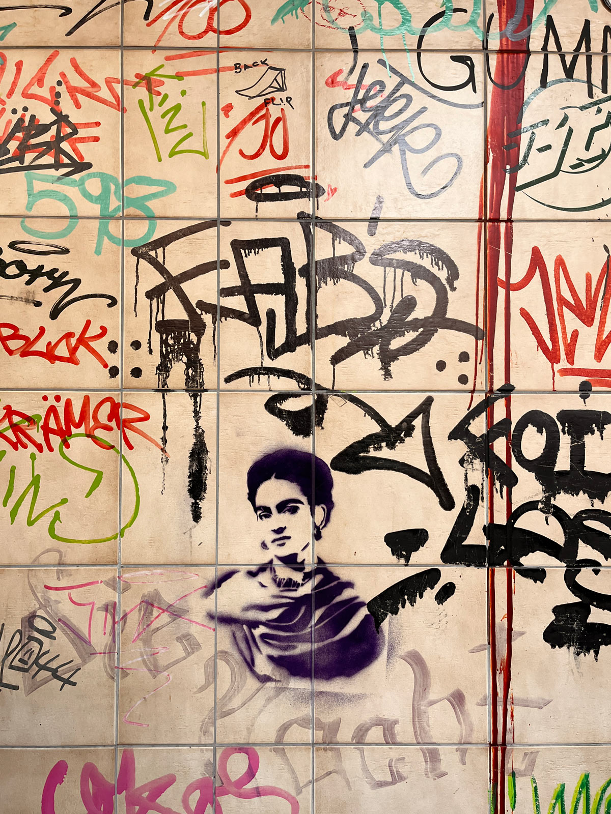 Urban Art Frankfurt – März und April 2026 (Stencil von Frida Kahlo)