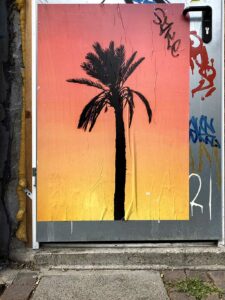 Urban Art Frankfurt - Poster mit Palme in der Abendsonne