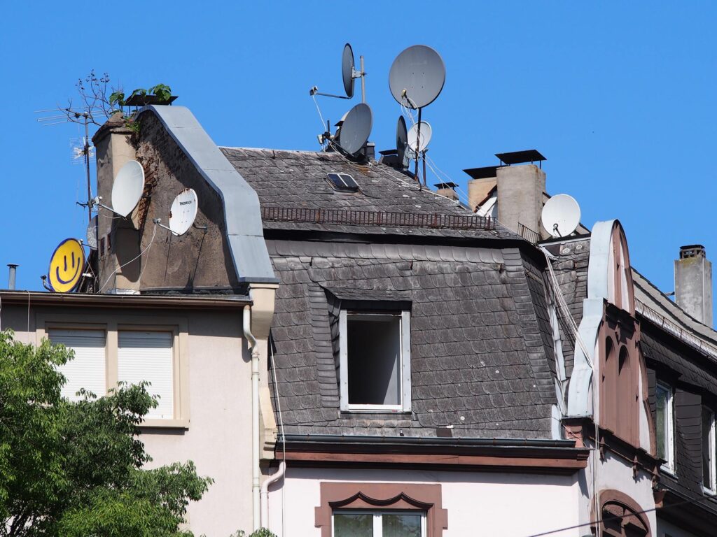 Urban Art Frankfurt - Smiley auf Satellitenschüssel
