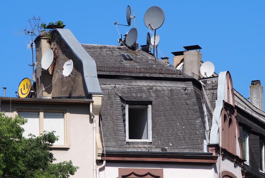 Urban Art Frankfurt - Smiley auf Satellitenschüssel