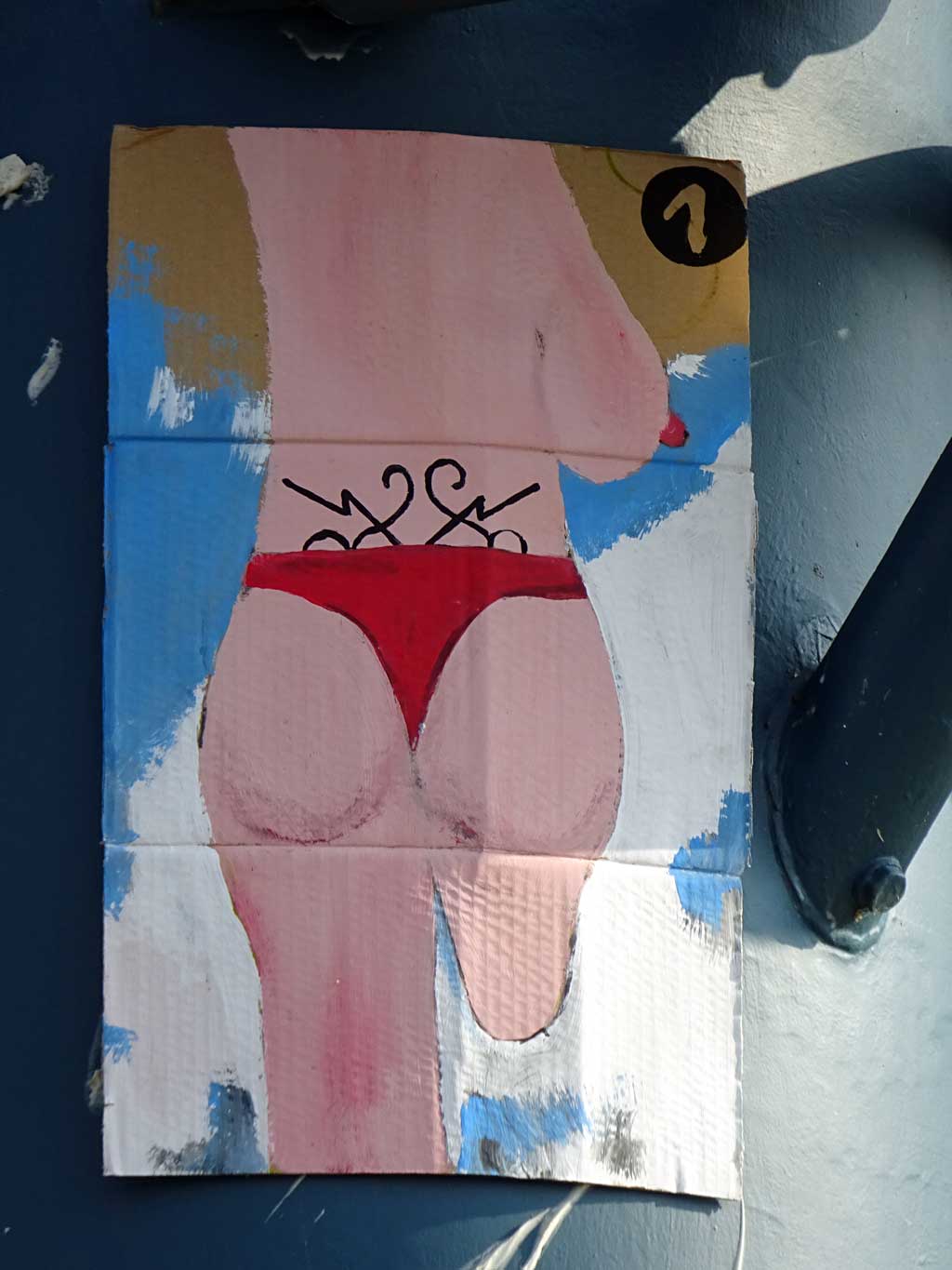 Streetart in Art eines Akt-Kunstgemäldes mit Arschgeweih