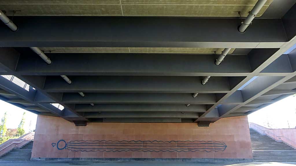 Graffiti-Wandbild unterhalb der Brücke