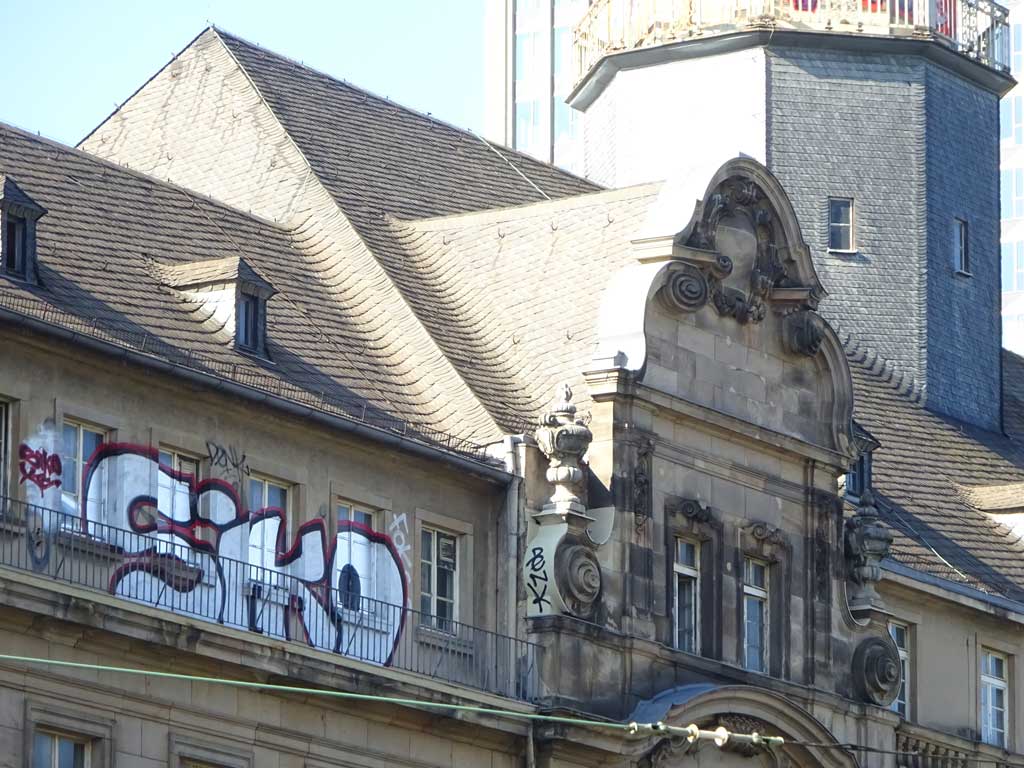 Dreifarbiges Rooftop-Graffiti