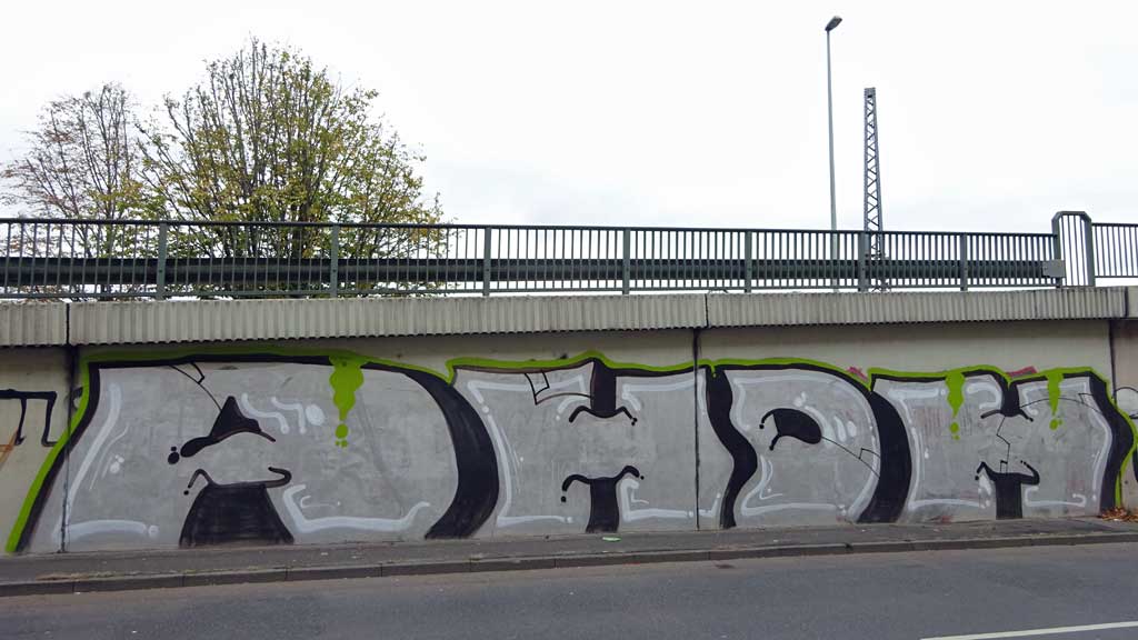 Vierfarbiges Graffiti an einer Wand