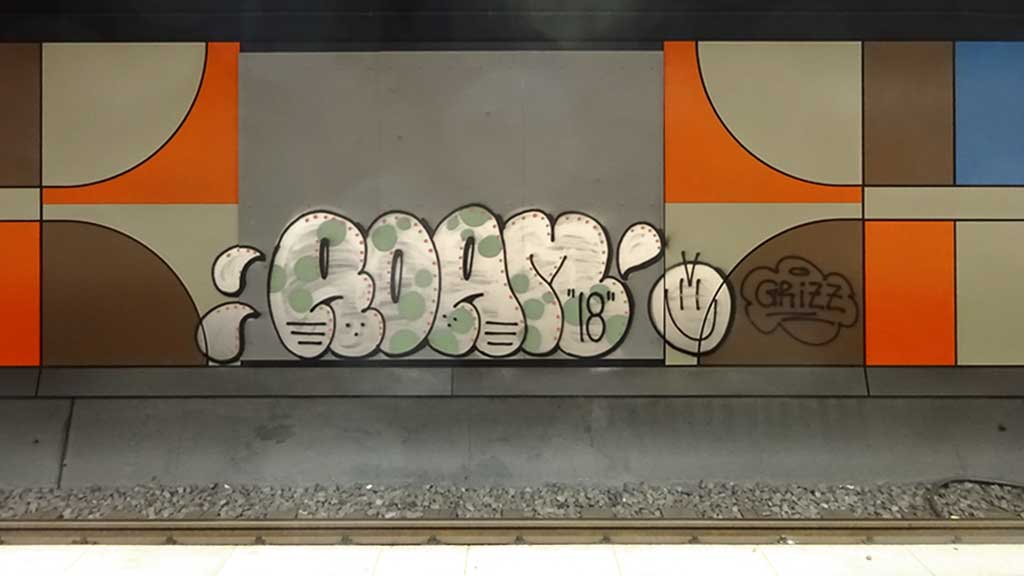 Dreifarbiges Graffiti in der S-Bahn-Station