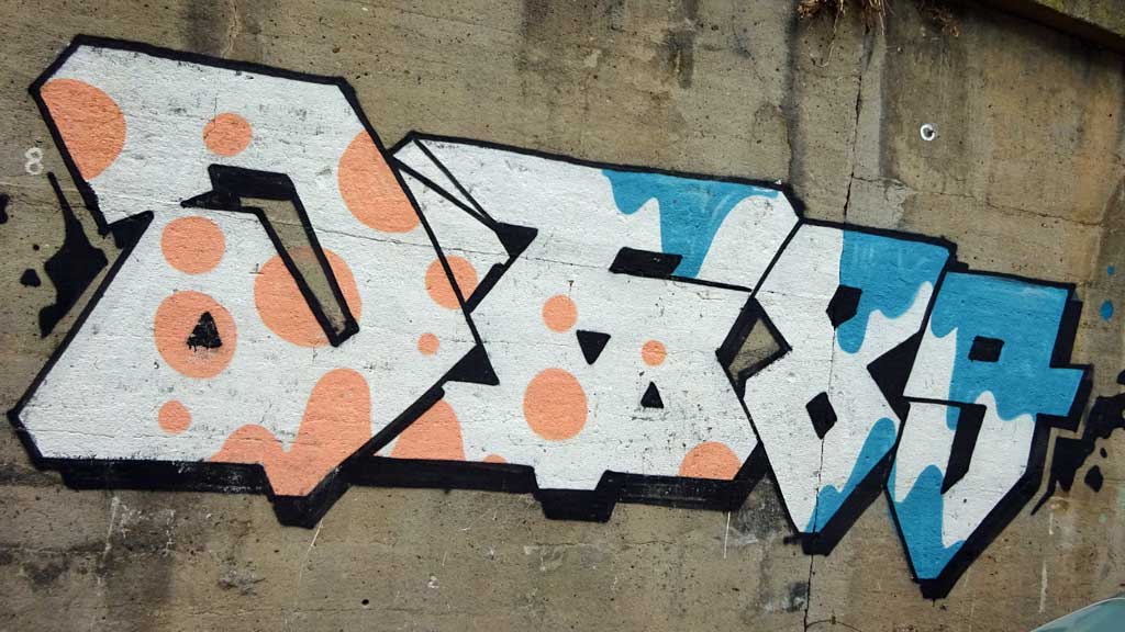 Vierfarbiges Graffiti an der Wand