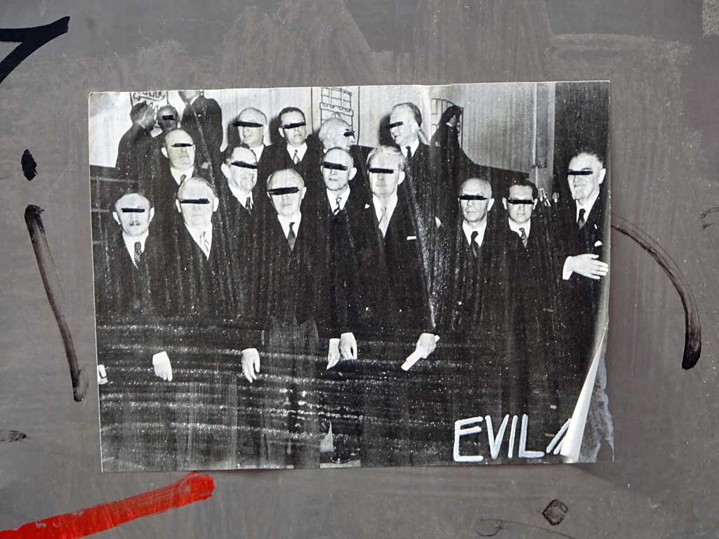 Schwarz-weiß Bild mit alten weißen Männern und „Evil“-Schriftzug