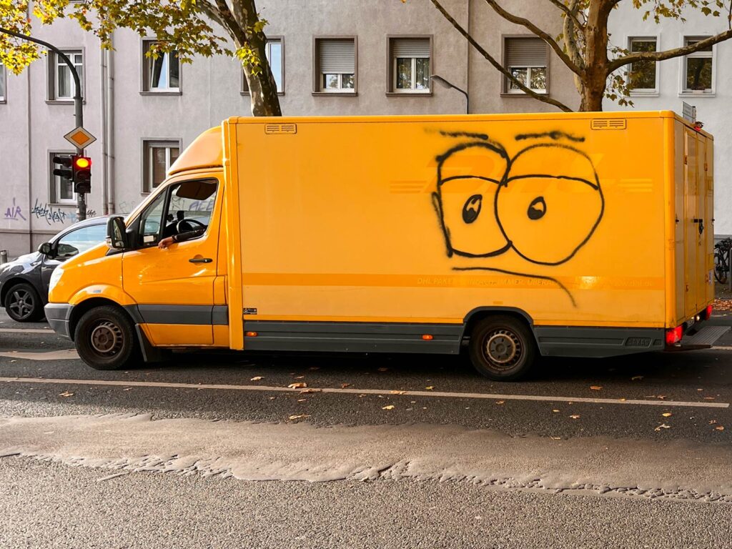 Urban Art Frankfurt - Gesicht auf gelbem Transporter