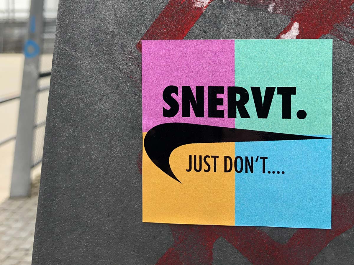 Urban Art Logo Rebranding: SNERVT JUST DON'T statt NIKE JUST DO IT
