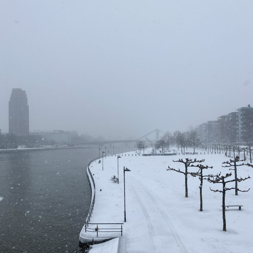 Viel Schnee am Mainufer in Frankfurt
