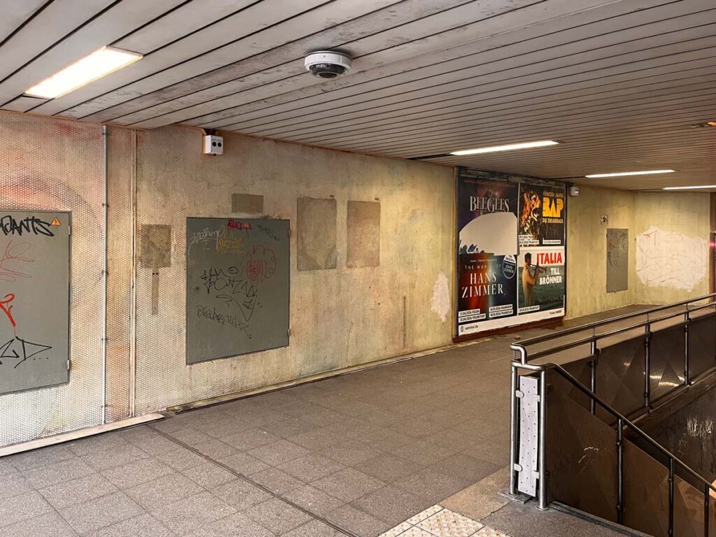 Vorbereitung auf neue Bemalung der Wände im Lokalbahnhof