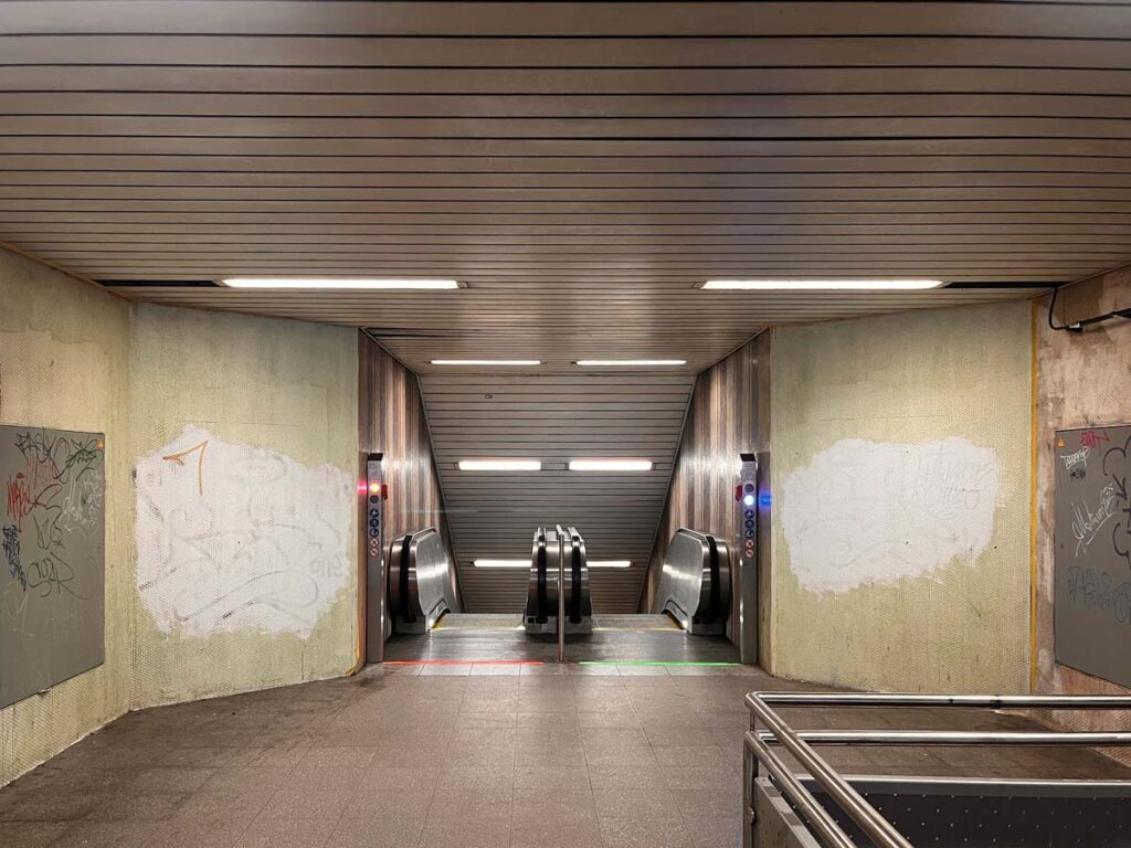 Vorbereitung auf neue Bemalung der Wände im Lokalbahnhof