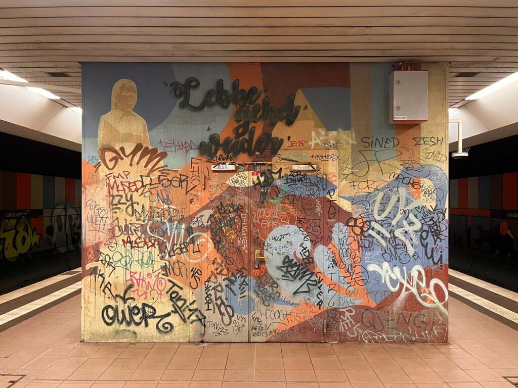 Vorbereitung auf neue Bemalung der Wände im Lokalbahnhof