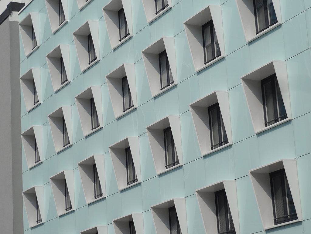 Vorgehängte Fassade aus farbigen Glasscheiben am Güterplatz in Frankfurt