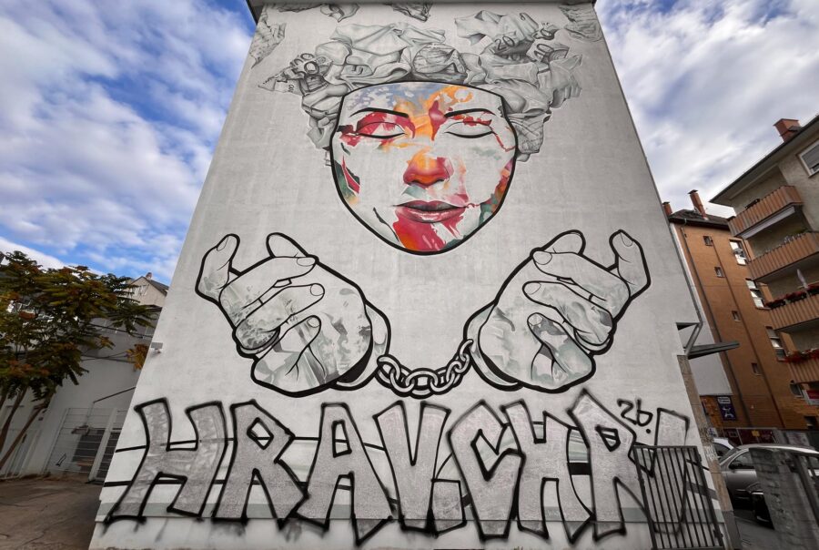 Wände im Wandel – Übermalte Murals und Wandbilder in der Urban Art, hier: übersprüht mit großem Name am unteren Ende des Murals.