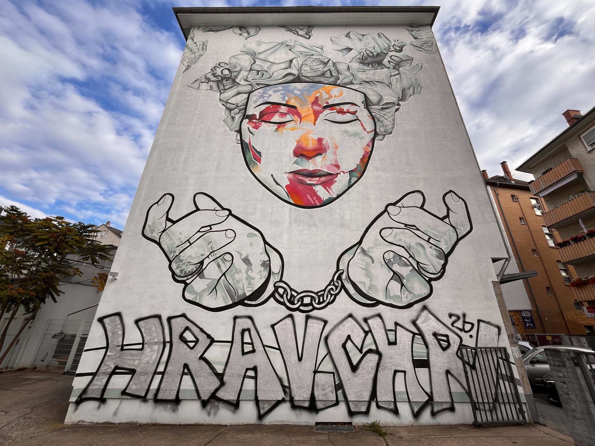 Wände im Wandel – Übermalte Murals und Wandbilder in der Urban Art, hier: übersprüht mit großem Name am unteren Ende des Murals.