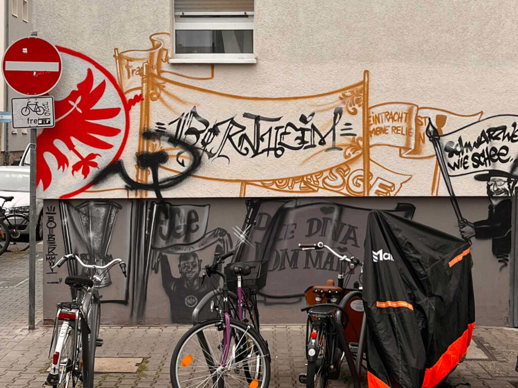Wände im Wandel – Übermalte Murals und Wandbilder in der Urban Art, hier: übersprüht mit politischem Zeichen.