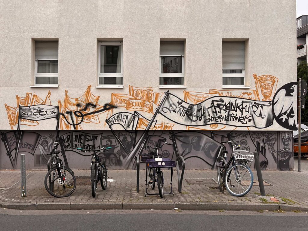 Wände im Wandel – Übermalte Murals und Wandbilder in der Urban Art, hier: übersprüht mit politischem Zeichen.