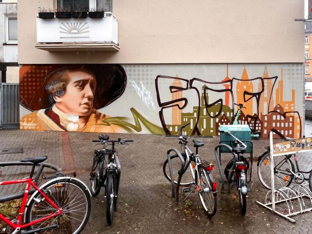 Wände im Wandel – Übermalte Murals und Wandbilder in der Urban Art, hier: übersprüht mit politischem Zeichen.