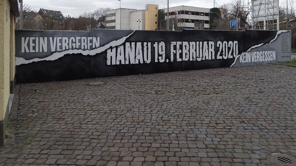 Wandbild in Frankfurt-Höchst erinnert an Opfer des rassistischen Hanau-Attentats