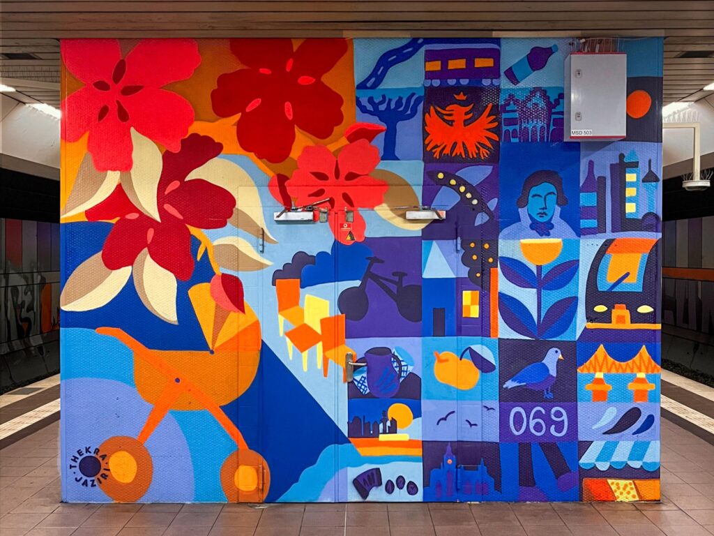 Wandbild mit Frankfurt-Motiven von Thekra Jaziri in der S-Bahn-Haltestelle Lokalbahnhof.