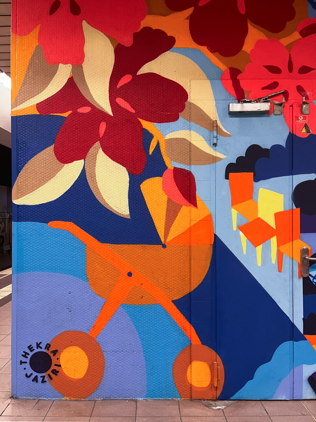 Wandbild mit Frankfurt-Motiven von Thekra Jaziri in der S-Bahn-Haltestelle Lokalbahnhof.