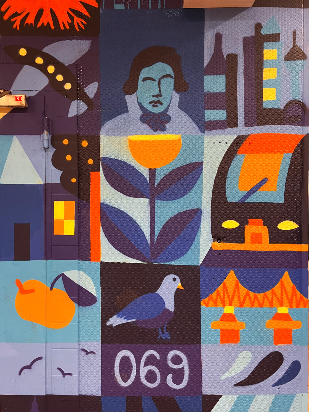 Wandbild mit Frankfurt-Motiven von Thekra Jaziri in der S-Bahn-Haltestelle Lokalbahnhof.