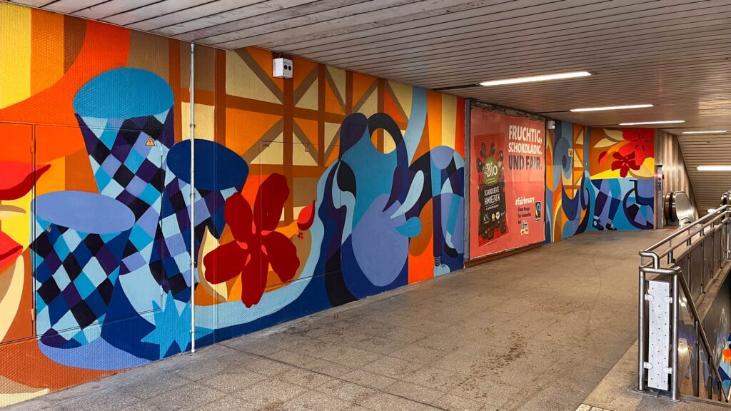 Wandbild mit Frankfurt-Motiven von Thekra Jaziri in der S-Bahn-Haltestelle Lokalbahnhof.