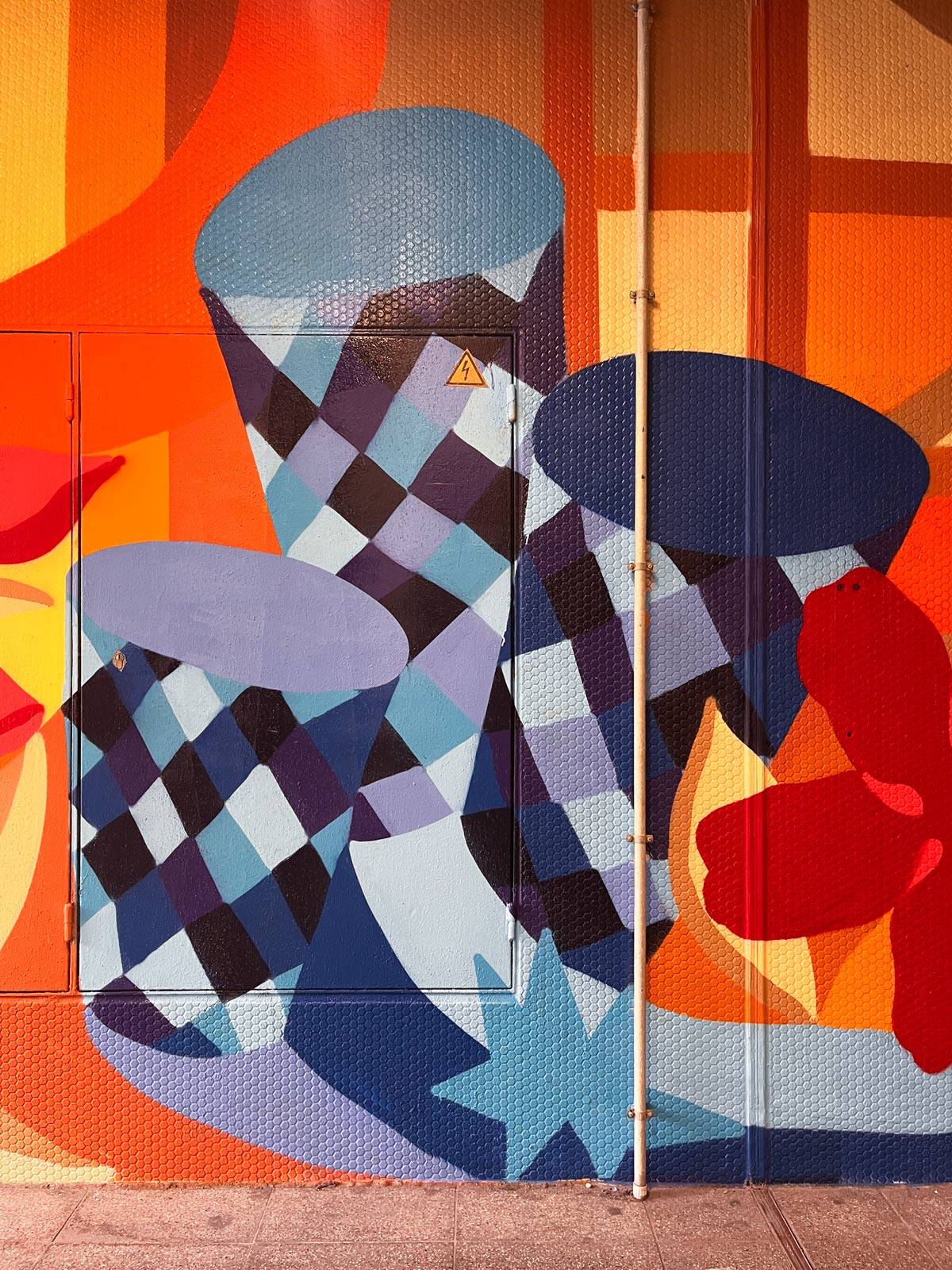 Wandbild mit Frankfurt-Motiven von Thekra Jaziri in der S-Bahn-Haltestelle Lokalbahnhof.