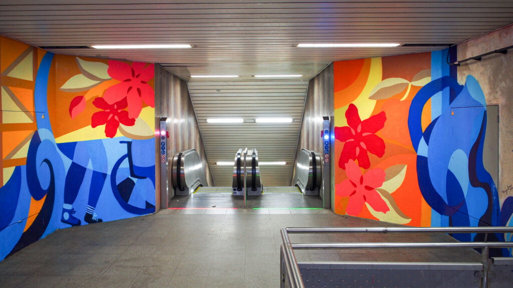 Wandbild mit Frankfurt-Motiven von Thekra Jaziri in der S-Bahn-Haltestelle Lokalbahnhof.