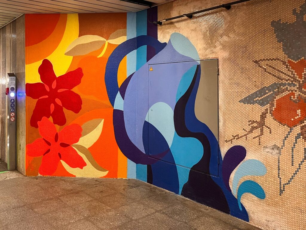 Wandbild mit Frankfurt-Motiven von Thekra Jaziri in der S-Bahn-Haltestelle Lokalbahnhof.