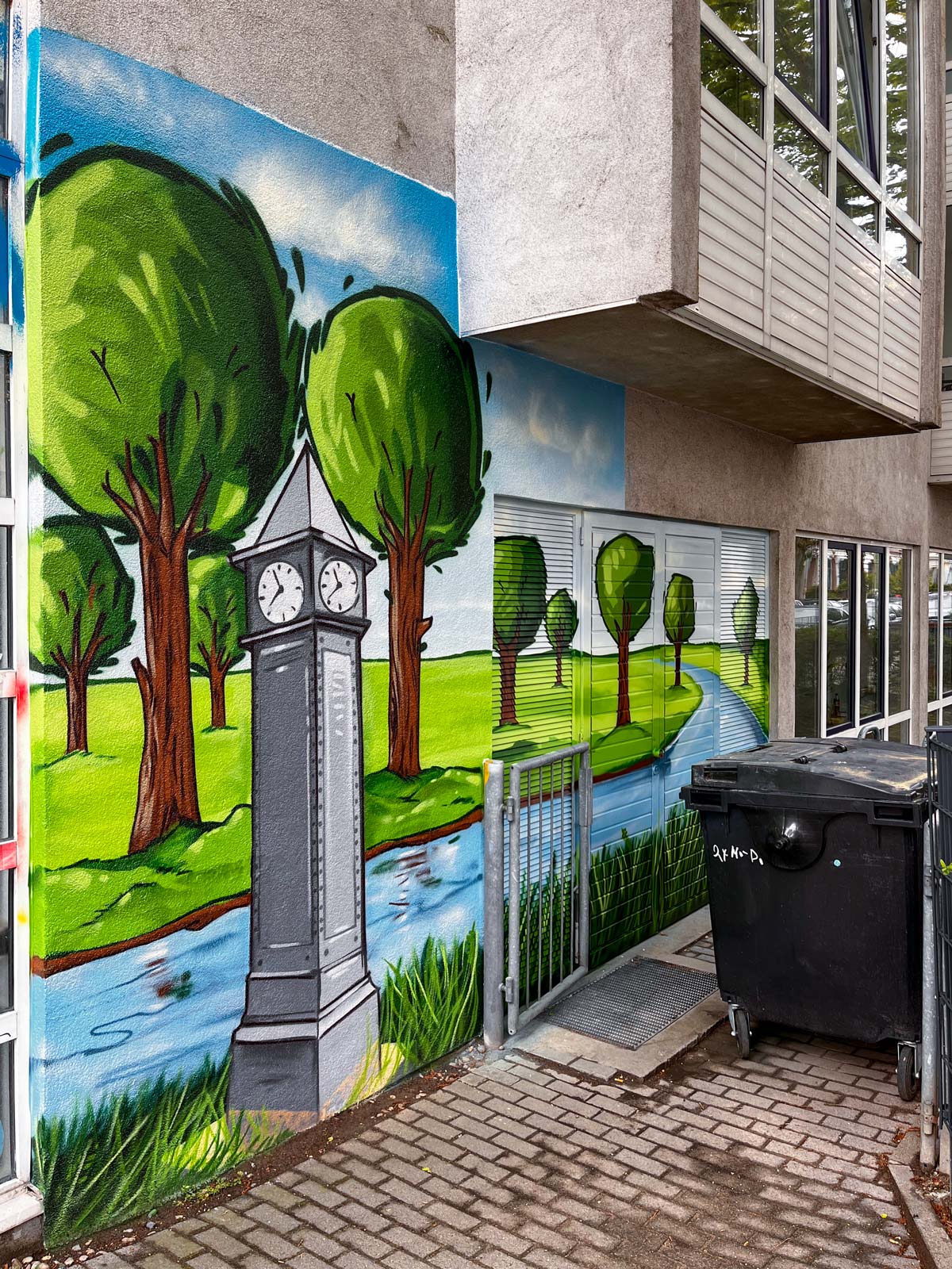 „Skyline im Grünen“-Wandbild am Franziskushaus in Frankfurt