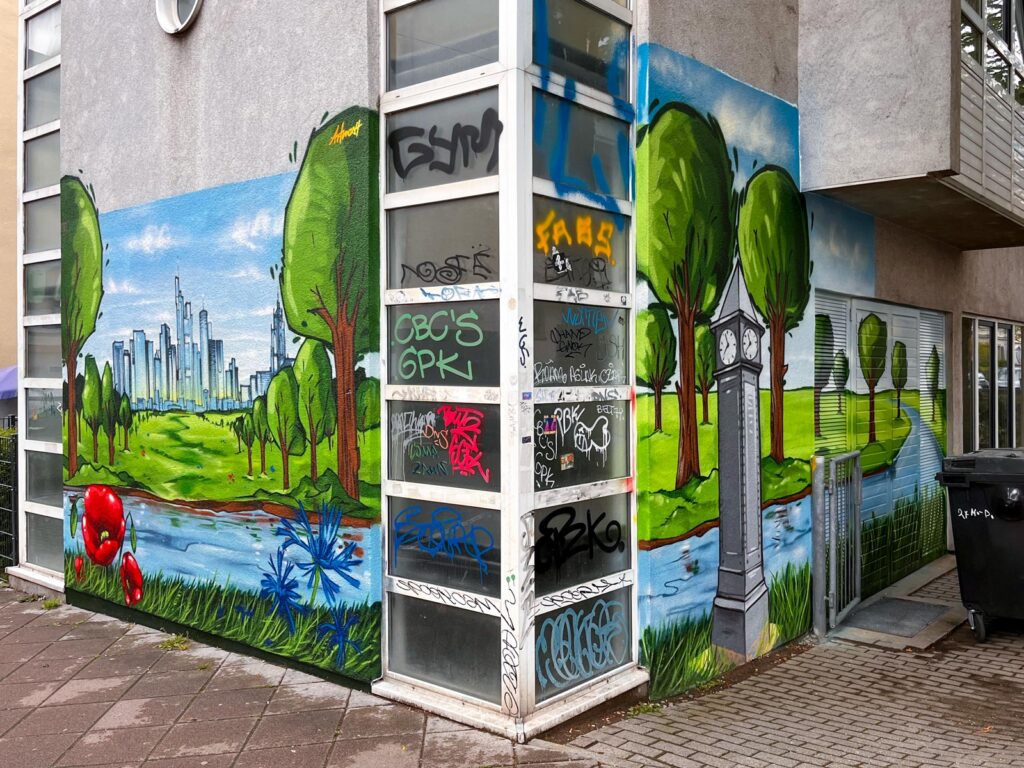 „Skyline im Grünen“-Wandbild am Franziskushaus in Frankfurt