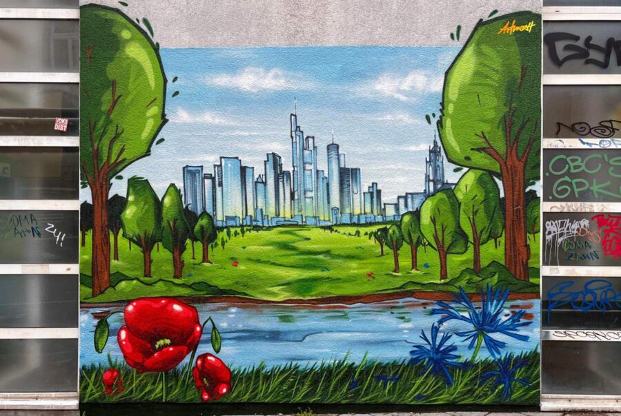 „Skyline im Grün“-Wandbild am Franziskushaus in Frankfurt