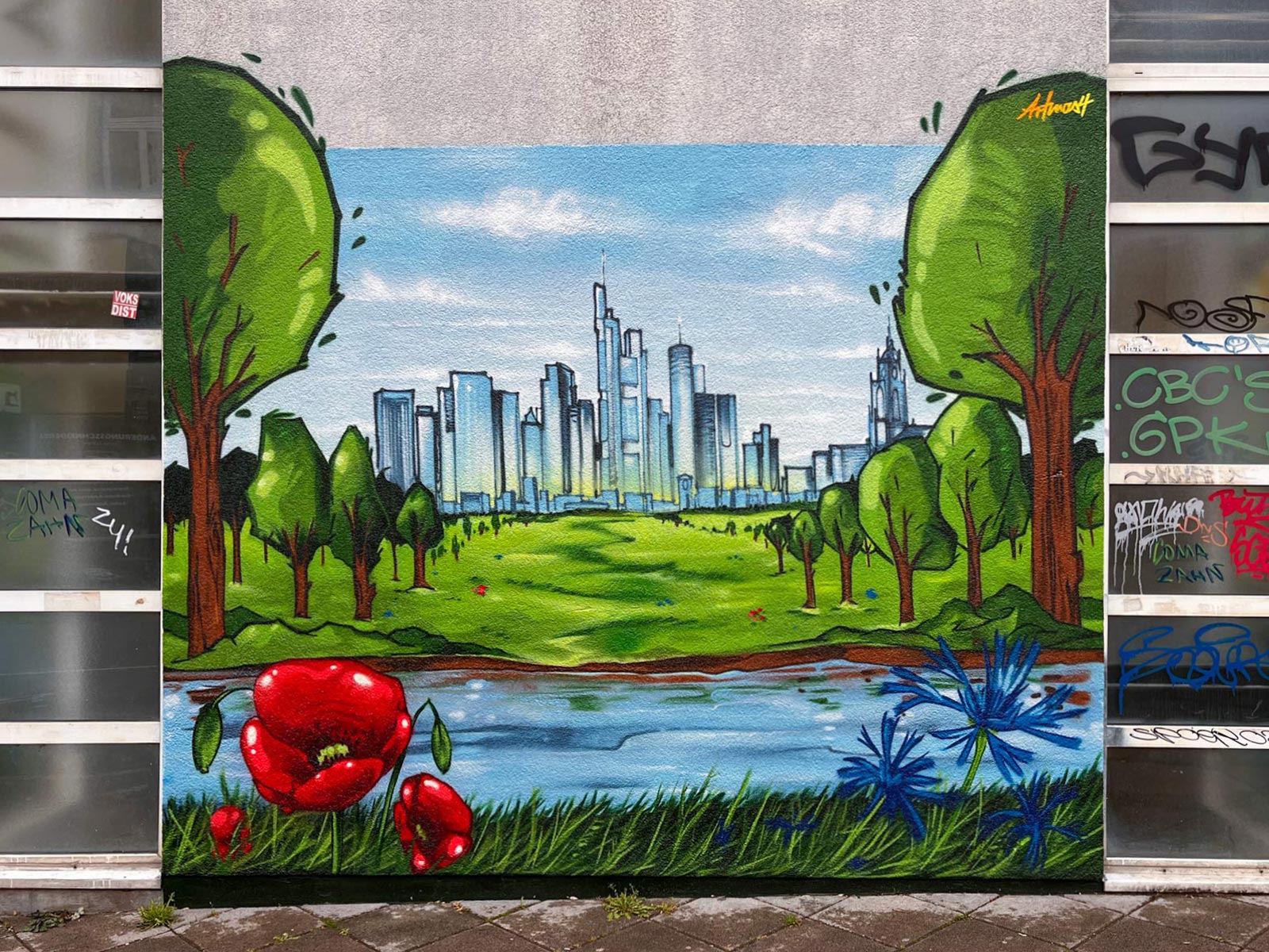 „Skyline im Grün“-Wandbild am Franziskushaus in Frankfurt