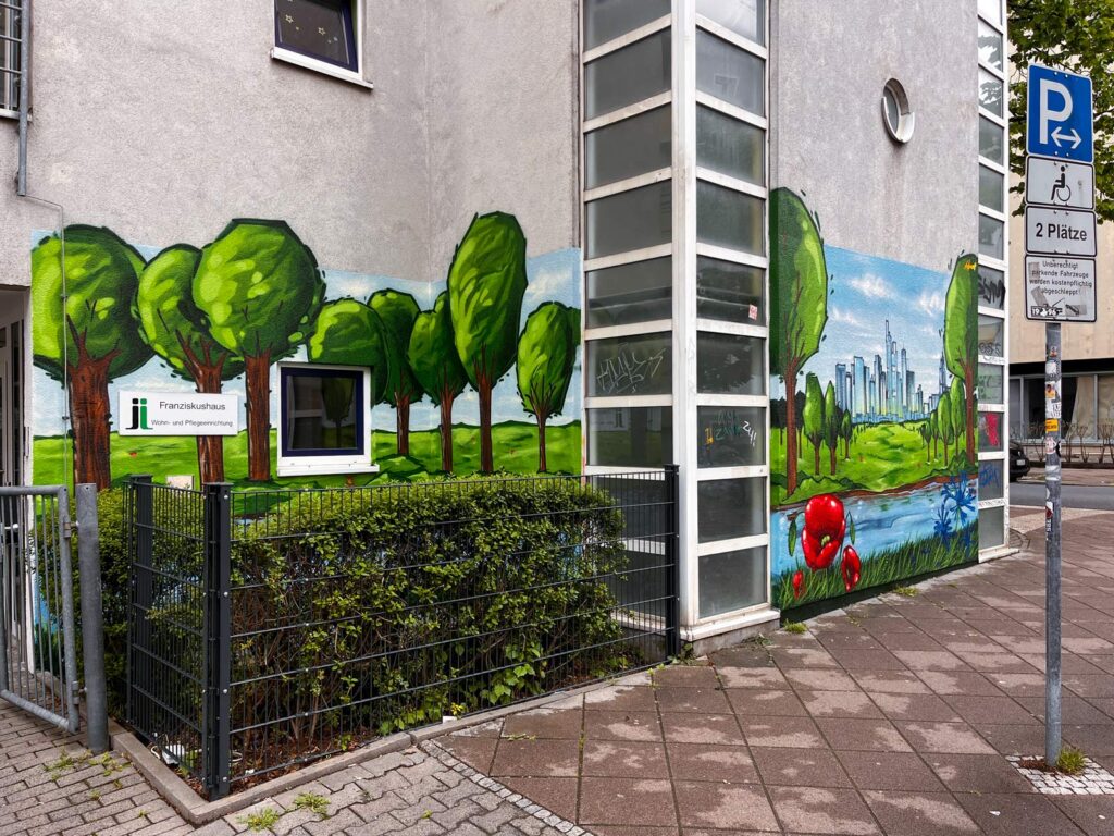 „Skyline im Grün“-Wandbild am Franziskushaus in Frankfurt