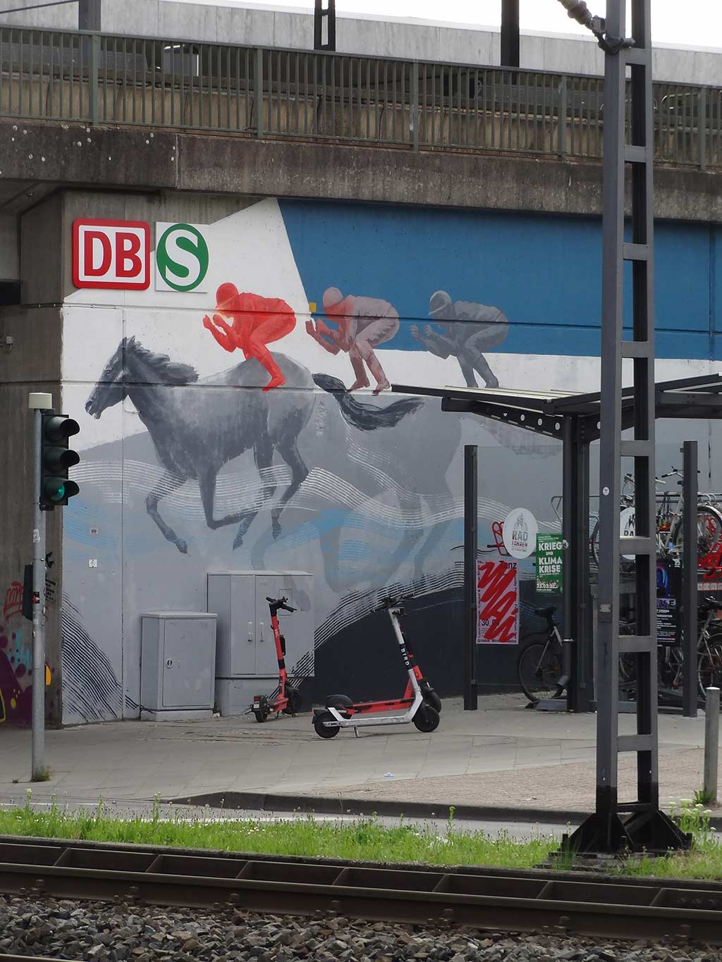 Wandkunst mit Menschen und Pferden in Frankfurt-Niederrad