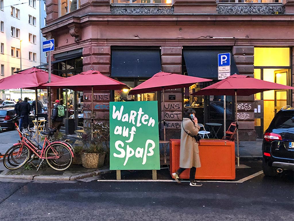 Warten auf Spaß - Plakat von Jana Marei im Frankfurter Bahnhofsviertel