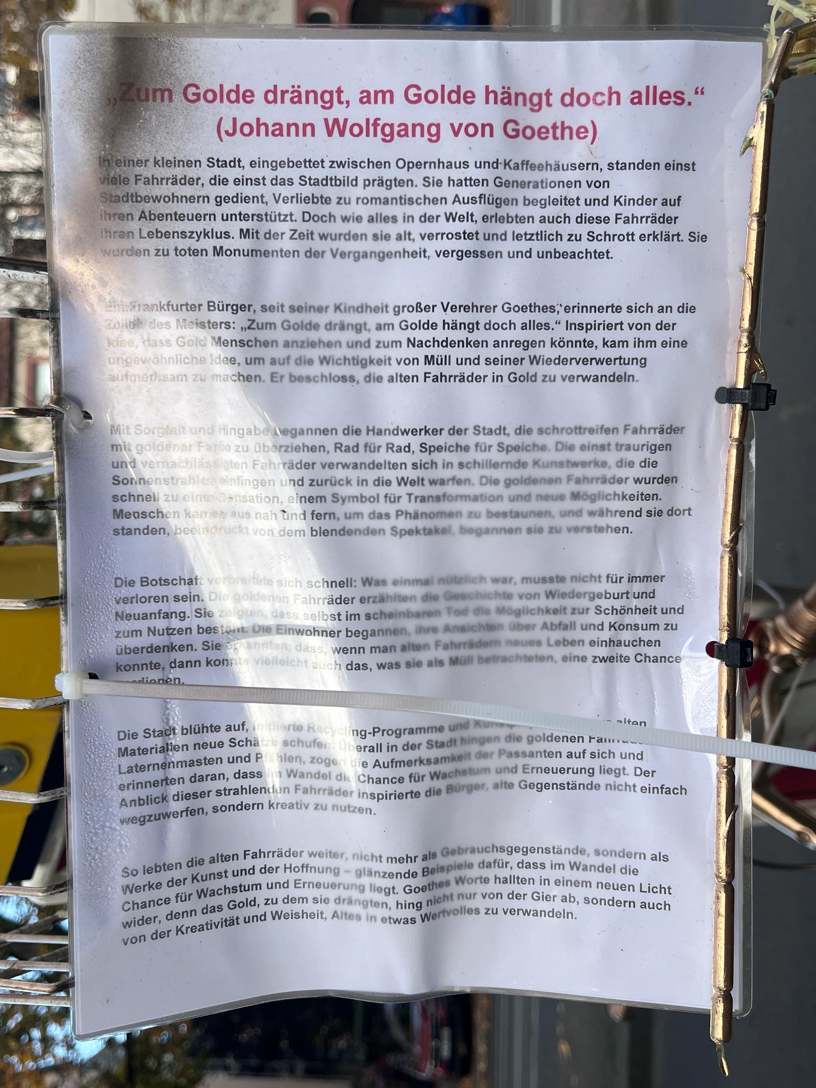 Was die goldenen Fahrräder in Frankfurt bedeuten sollen: Zum Golde drängt, zum Golde hängt doch alles