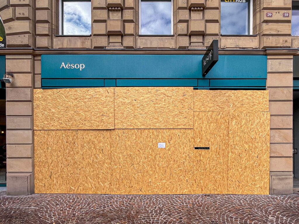 Wegen Gen-Z-Protesttag in Frankfurt verbarrikadieren Geschäfte rund um die Goethestraße und Kaiserstraße ihre Schaufenster.
