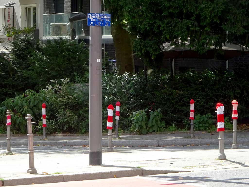 Weiß-rote Pollermützen zum Sehbehindertentag in Frankfurt am Main