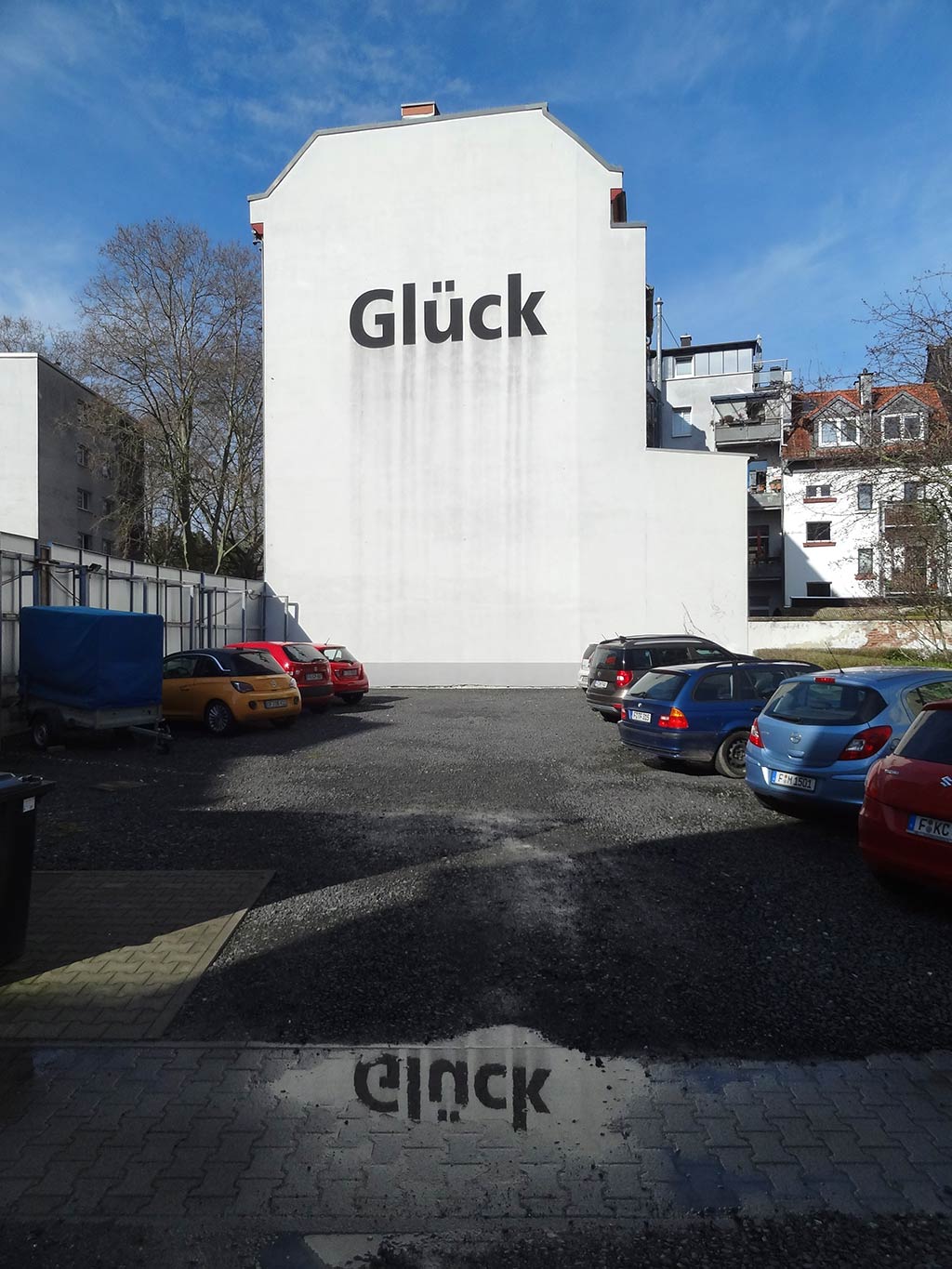 Weiße Hausfassade mit dem Wort „Glück“ in Frankfurt-Rödelheim