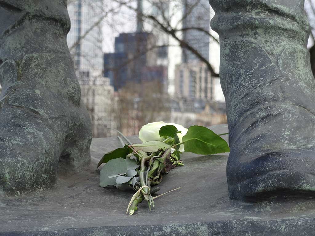 Weiße Rose an der Hafenarbeiter-Skulptur in Frankfurt