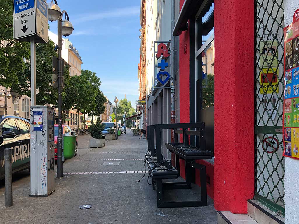 Weniger Platz auf dem Gehweg wegen Außengastronomie in der Berger Straße in Frankfurt Bornheim