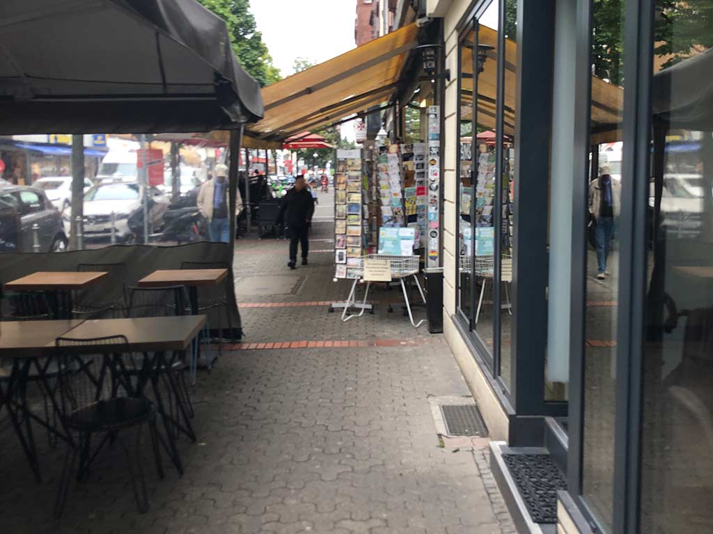Weniger Platz für Fußgänger auf dem Gehweg Ausßengastronomie in der Berger Straße in Frankfurt Bornheim