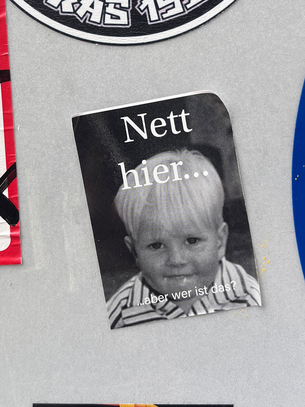 Aufkleber-Meme „Nett hier, aber …“ in Frankfurt am Main