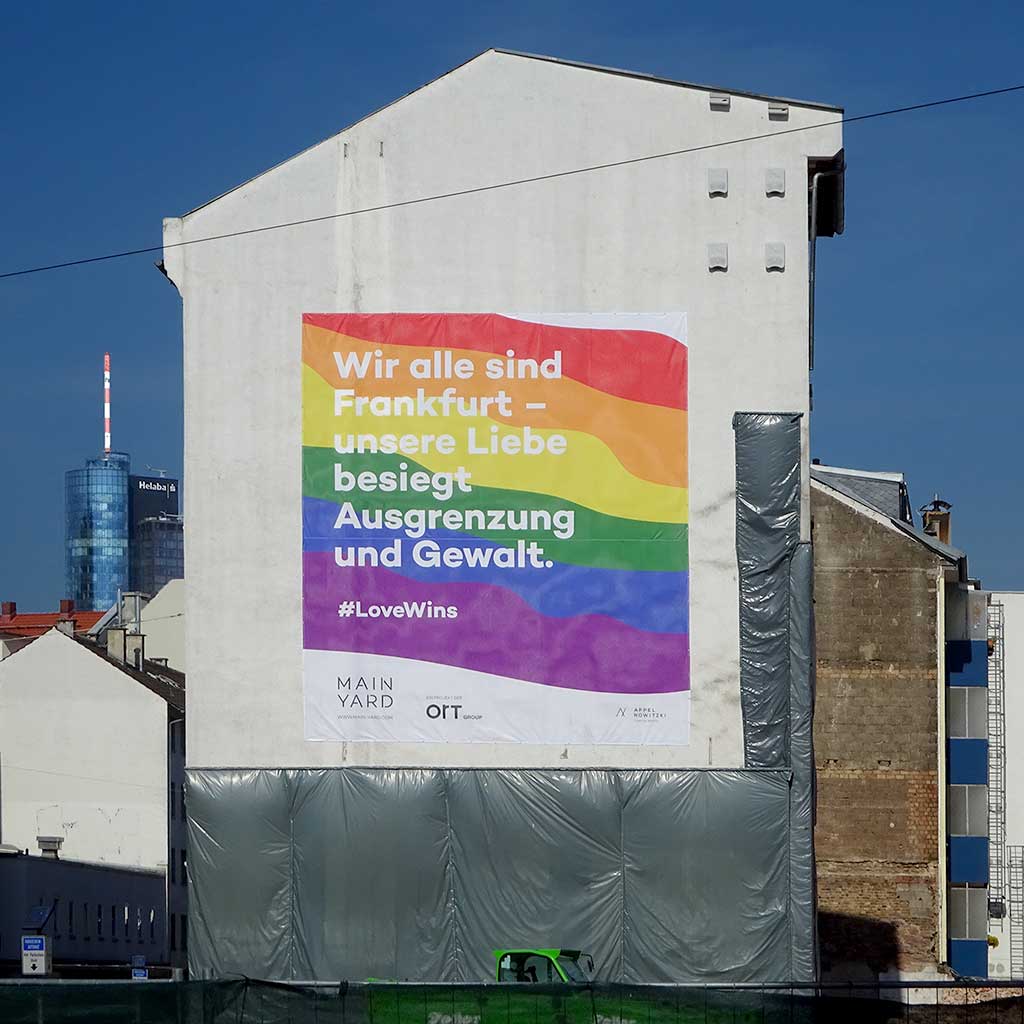 Wir alle sind Frankfurt - #LoveWins-Banner im Allerheiligenviertel