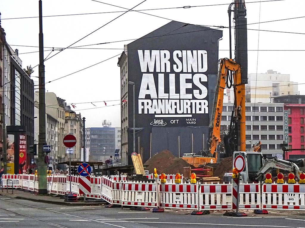Wir sind alles Frankfurter - Auf Hausfassade im Allerheiligenviertel in Frankfurt