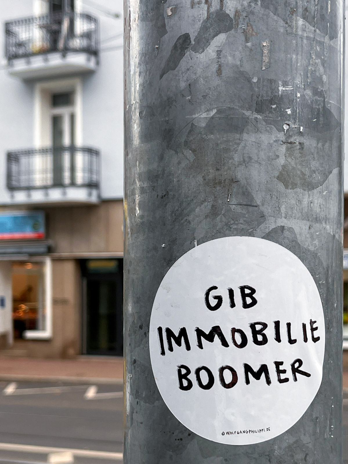 Wolfgang-Philippi-Aufkleber in Frankfurt: Gib Immobilie Boomer